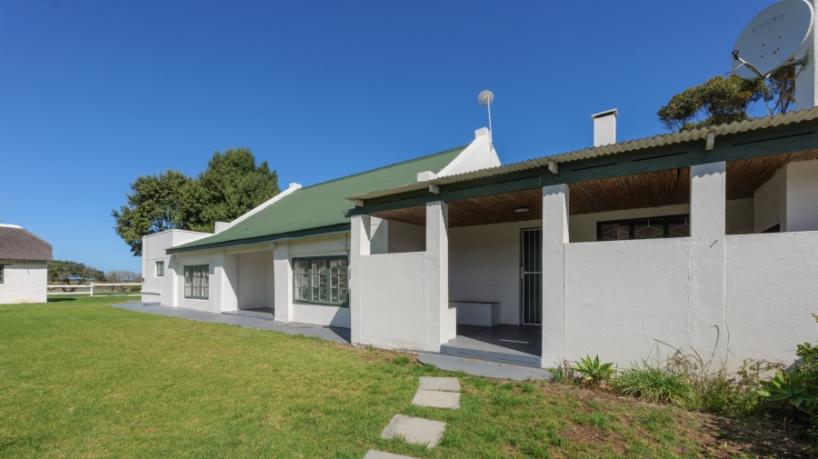 To Let 4 Bedroom Property for Rent in Struisbaai Western Cape